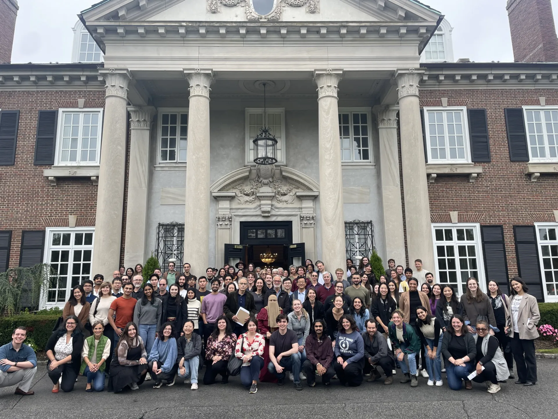 All retreat attendees outside the Glencove Mansion