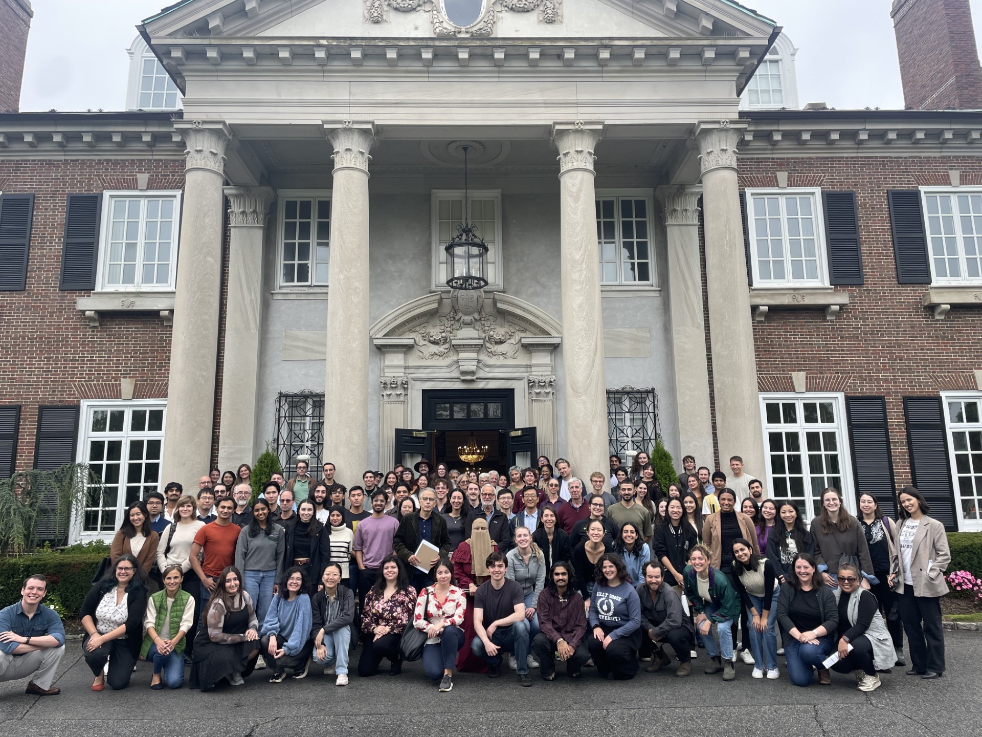 All retreat attendees outside the Glencove Mansion